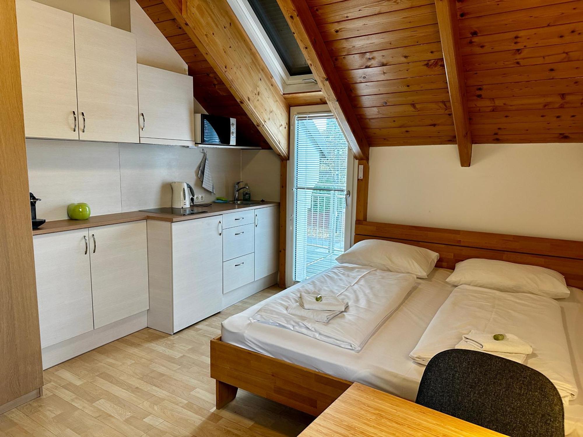 Ajo Apartments - Alte Donau Lake View Balcony Studio - Self-Check-In Wenen